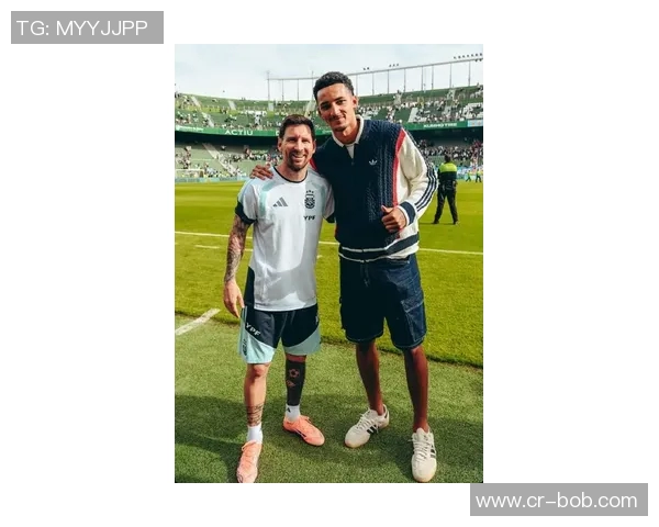 特雷泽盖与梅西同框合影致敬足球历史无可争议的第一人梅西