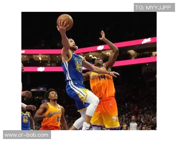 快船与勇士上半场激战小卡表现出色库里紧追不舍比分胶着仅差4分